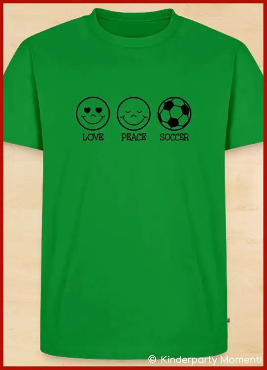 Grünes T-Shirt mit drei schwarzen Symbolen und den Worten 'Love Peace Soccer' darunter