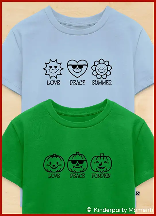 Zwei T-Shirts mit schwarzen Aufdrucken, oben hellblau mit Sonne, Herz mit Sonnenbrille und Blume mit den Worten 'Love Peace Summer', unten grün mit drei Kürbissen, einer mit Sonnenbrille, und den Worten 'Love Peace Pumpkin'