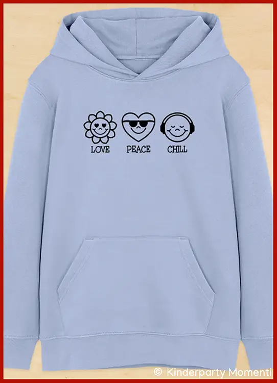 Hellblauer Kapuzenpullover mit drei schwarzen Symbolen und den Worten 'Love Peace Chill' unter einem lächelnden Sonnenblumen-, Herz- und Kopfhörer-Emoji