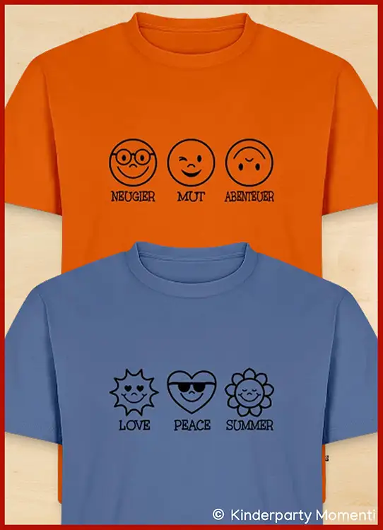 Zwei T-Shirts mit schwarzen Symbolen und Texten, das obere orange mit drei Gesichtern und den Worten 'Neugier Mut Abenteuer', das untere blau mit Sonne, Herz mit Sonnenbrille und Blume sowie den Worten 'Love Peace Summer'