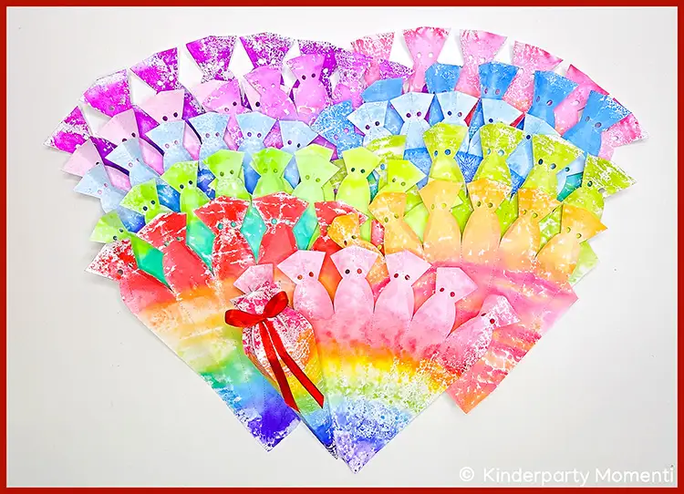 Mehrere bunte Bastelbögen aus Papier zum Basteln von Mini-Schultüten