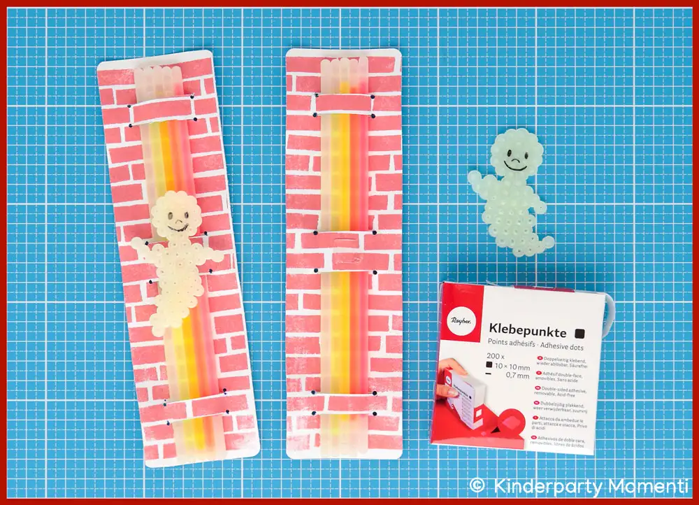 DIY Knicklicht Verpackung wird mit kleinen Bügelperlen Gespenstern beklebt