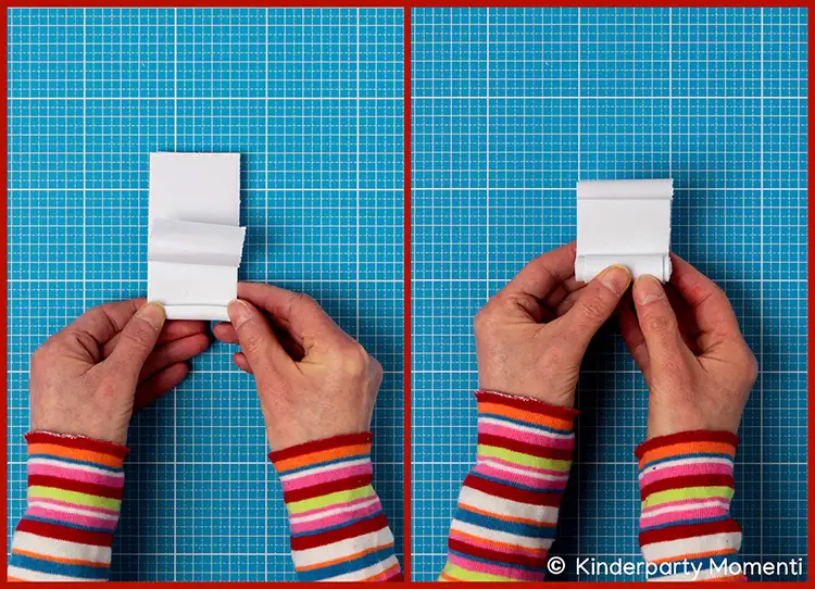 Zwei nebeneinander angeordnete Fotos zeigen Hände mit buntem Ringelpullover, die ein Mossgummi aufwickeln auf einem blauen Schneideunterlage mit Rastermuster halten