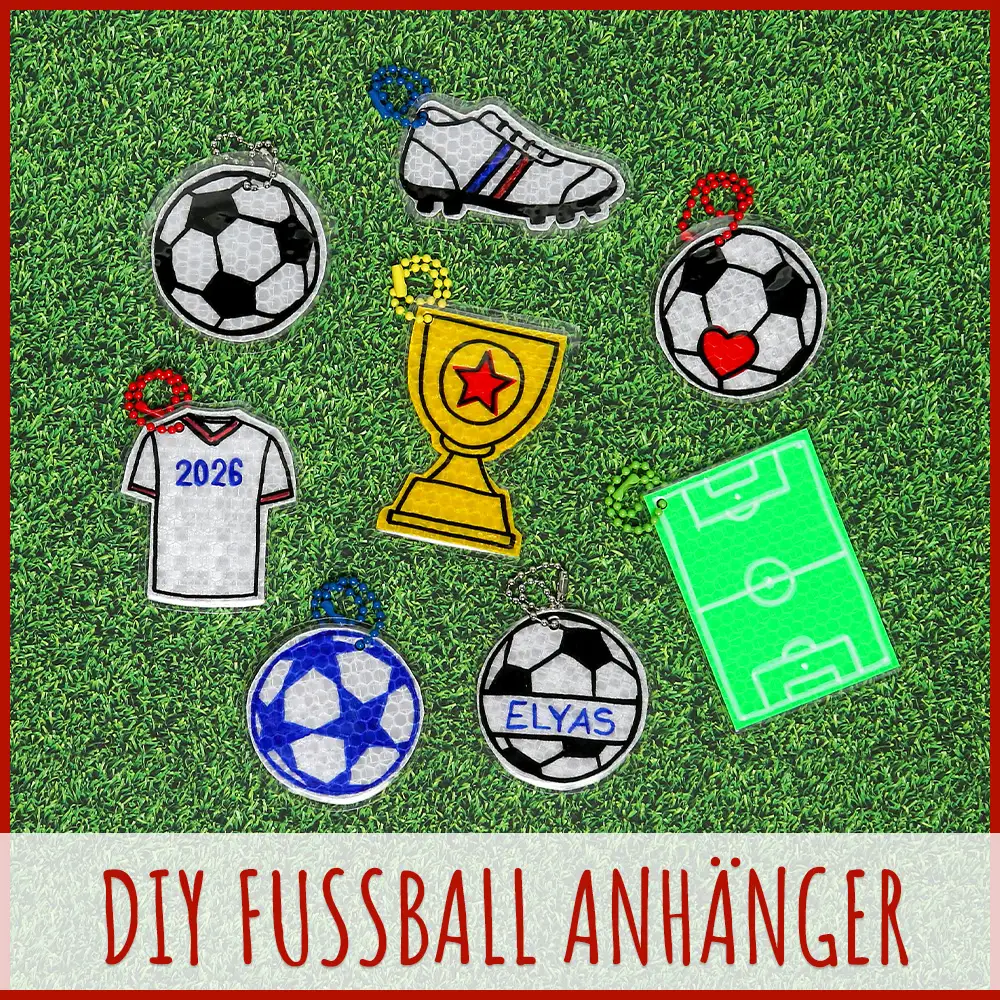 Selbst gebastelte Fußball Anhänger aus Reflektorband Reflektierende Fußballanhänger in verschiedenen Formen wie Trikot, Pokal, Fußballschuh, Spielfeld und Bällen mit Ketten auf grünem Rasen