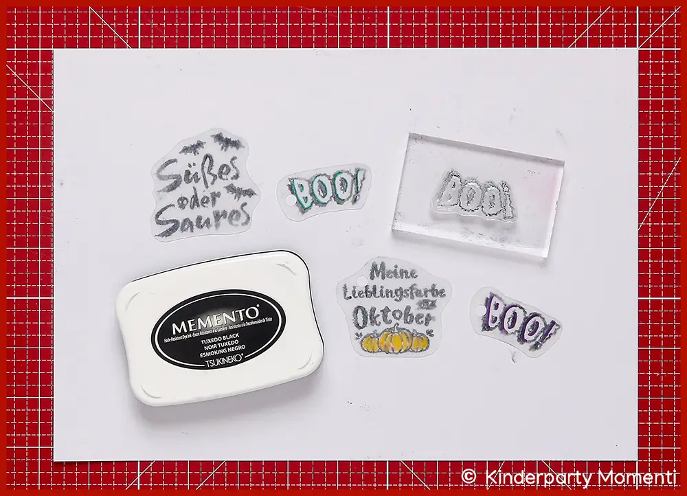 Stempel mit den Aufschriften 'Süßes oder Saures', 'BOO!', 'Meine Lieblingsfarbe Oktober' mit Kürbissen und einem schwarzen Stempelkissen auf weißem Hintergrund