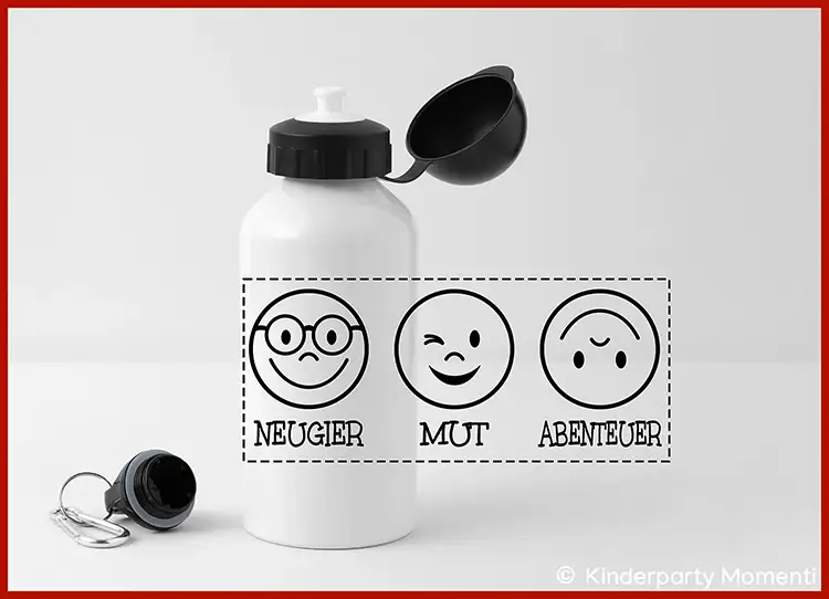 Trinkflasche mit fröhlichen Gesichtern als Schulanfang Geschenk Weiße Trinkflasche mit schwarzem Deckel und drei schwarz-weißen lachenden Gesichtern mit Brille, zwinkernd und kopfüber, darunter die Worte 'NEUGIER', 'MUT' und 'ABENTEUER'