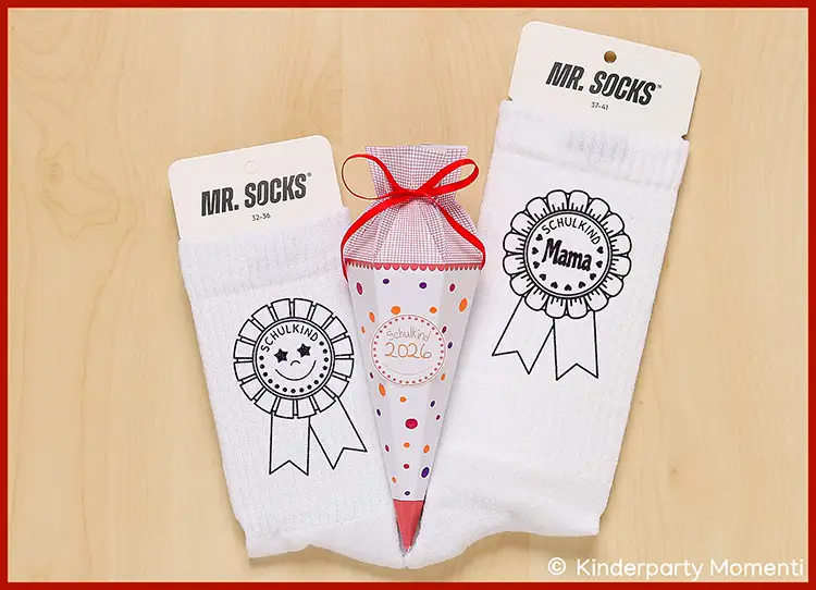 Schulkind Socken für die ganze Familie Zwei weiße Socken mit Aufdrucken