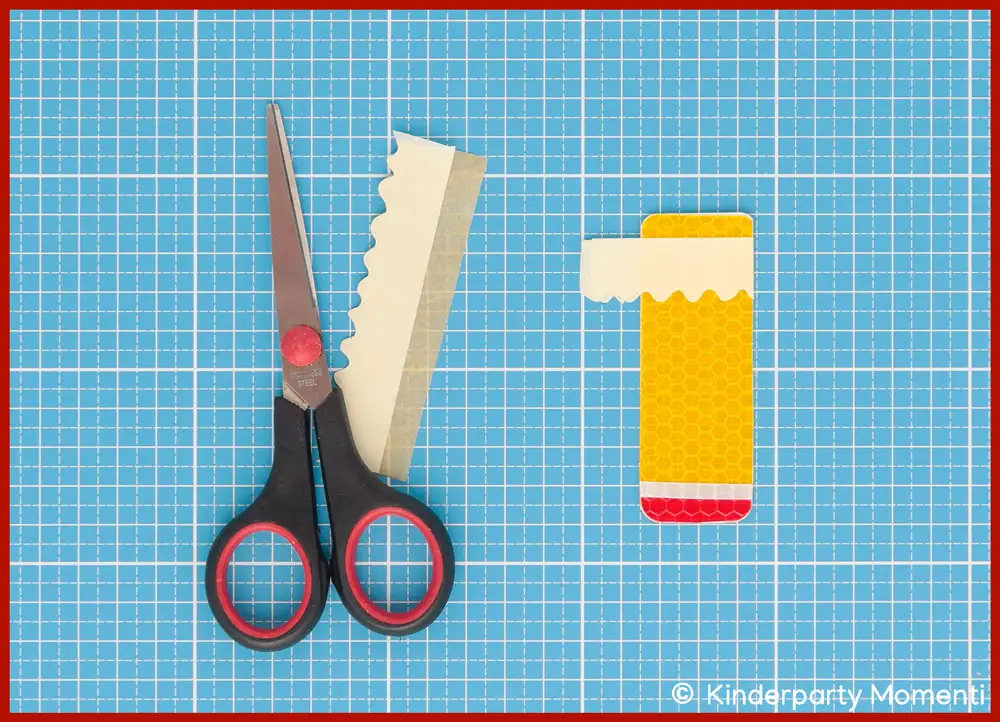 Bleistift basteln mit Malerkrepp Malerkrepp um Bleistift Anhänger geklebt