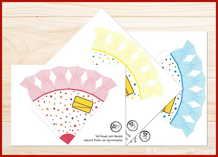 Druckvorlagen für kleine Schultüten A4, PDF Drei bunte Bastelvorlagen für Schultüten mit gepunktetem Muster und gezacktem Rand auf hellem Holztisch