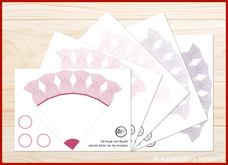 Fünf Vorlagen zum Schultüten basteln in Farben von Lila bis Pink Mehrere lila Schultüten-Vorlagen mit geometrischem Muster und Kreisen zum Ausschneiden auf hellem Holzhintergrund