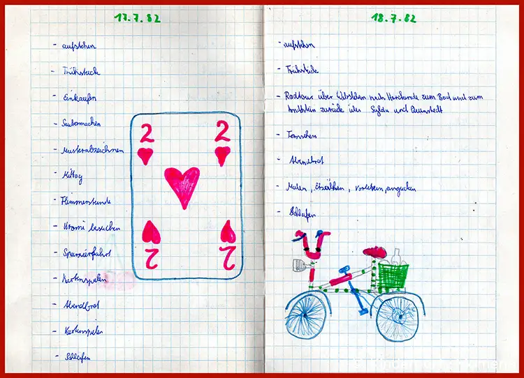 Tagebuch-Heft mit Sommerferien Aktivitäten Doppelseitige handschriftliche Ferienerinnerungen in einem karierten Heft mit einer großen, rot gezeichneten Spielkarte Zwei Herz in der Mitte und einer bunten Zeichnung eines Fahrrads mit Einkaufskorb auf der rechten Seite.