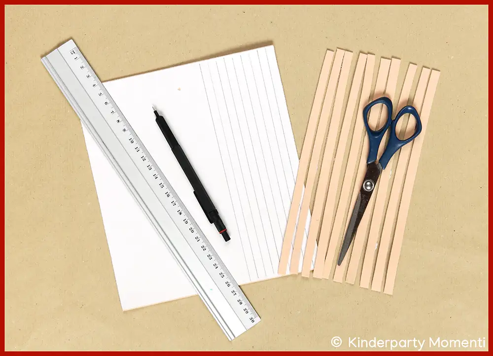 Lineal, Bleistift, Moosgummi mit vorgemalten Linien, Schere und ausgeschnittene schmale Streifen Moosgummi für Stempel