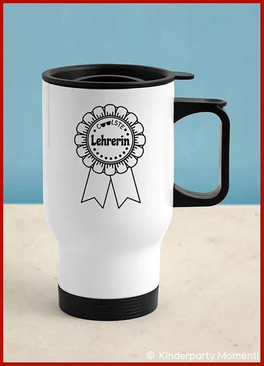 Weißer Thermobecher mit schwarzem Griff und Deckel sowie einer schwarz-weißen Abbildung einer Rosette mit der Aufschrift 'Coolste Lehrerin'