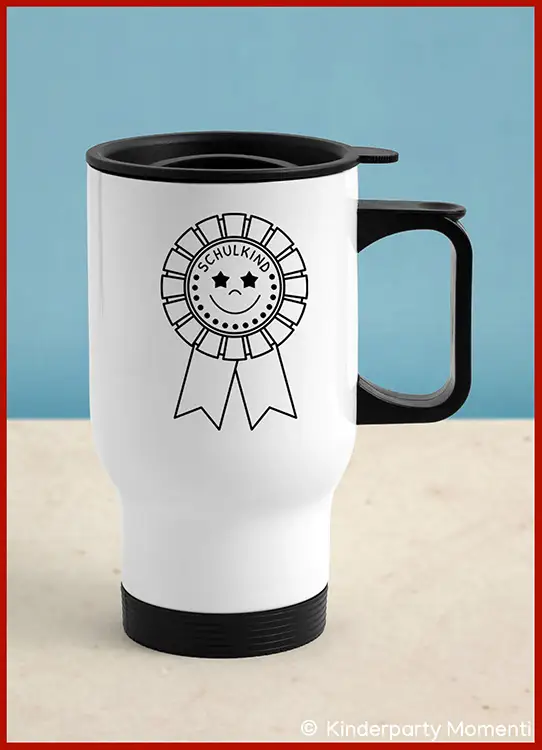 Weißer Thermobecher mit schwarzem Deckel und Henkel sowie einer schwarz-weißen Abbildung einer Rosette mit dem Schriftzug 'Schulkind'