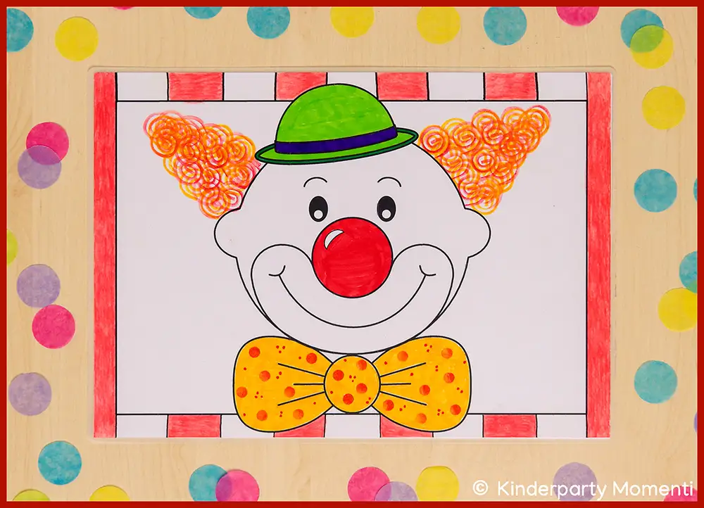 Tischset eines Clowns mit grünem Hut, roter Nase, orangen lockigen Haaren und gelber gepunkteter Fliege auf einem Holzuntergrund mit bunten Punkten