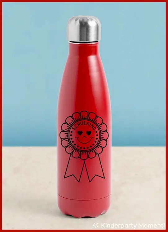 Rote Trinkflasche mit silbernem Schraubverschluss und schwarzem Aufdruck einer Medaille mit dem Schriftzug 'Schulkind'