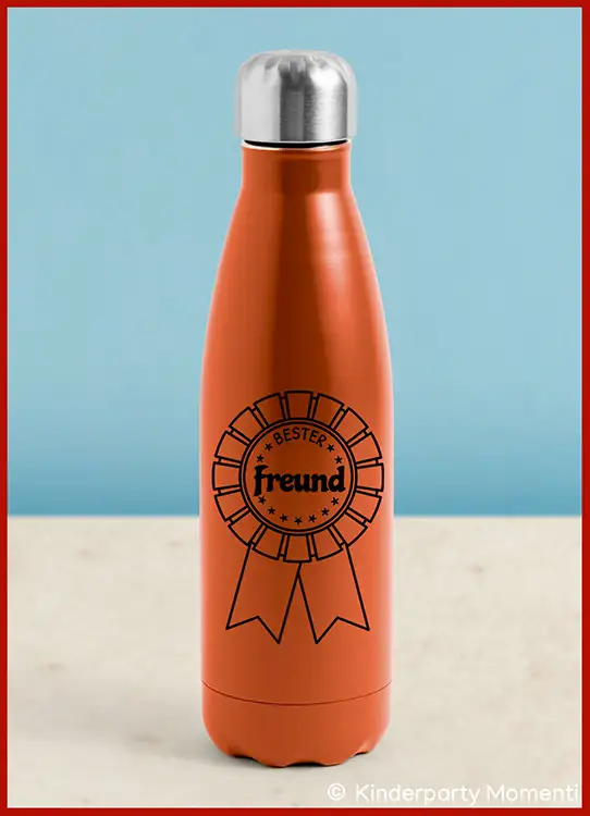 Orangene Trinkflasche mit silbernem Schraubverschluss und schwarzem Aufdruck einer Medaille mit dem Schriftzug 'Bester Freund'