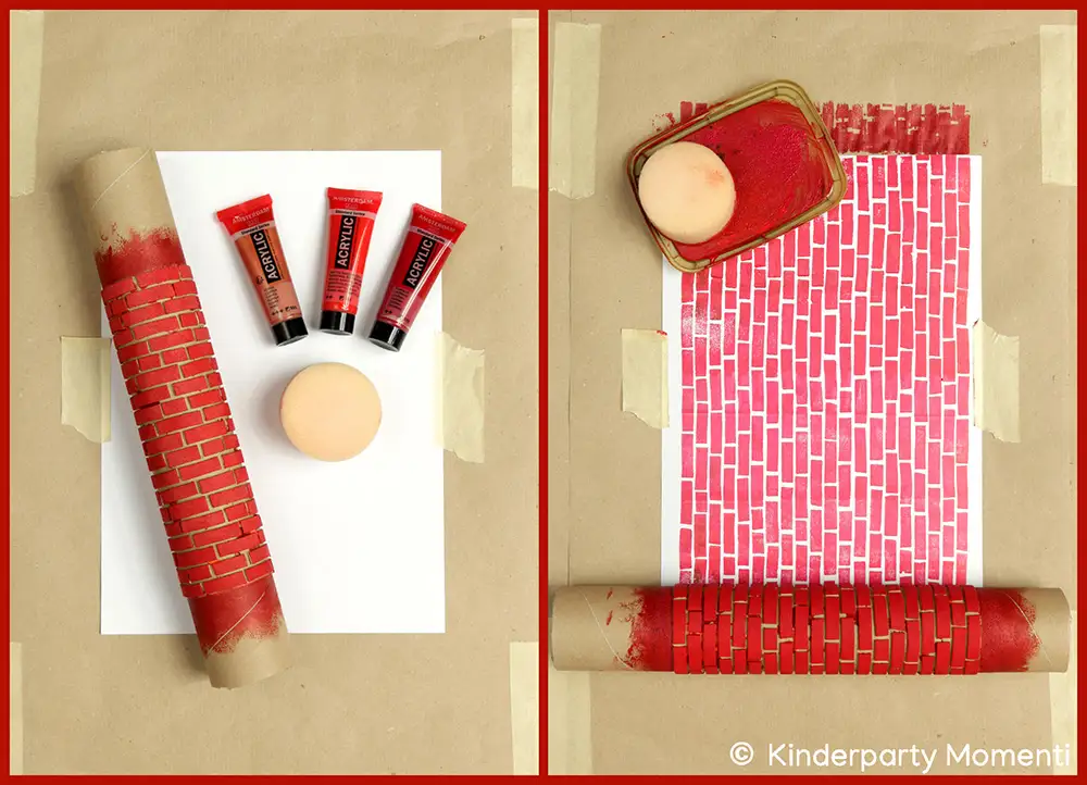Zwei Fotos zeigen einen Moosgummi Stempel-Rolle mit Ziegelmuster, drei Tuben rote Farbe und einen runden Schwamm auf weißem Papier, daneben ein mit rotem Ziegelmuster bedrucktes Blatt.
