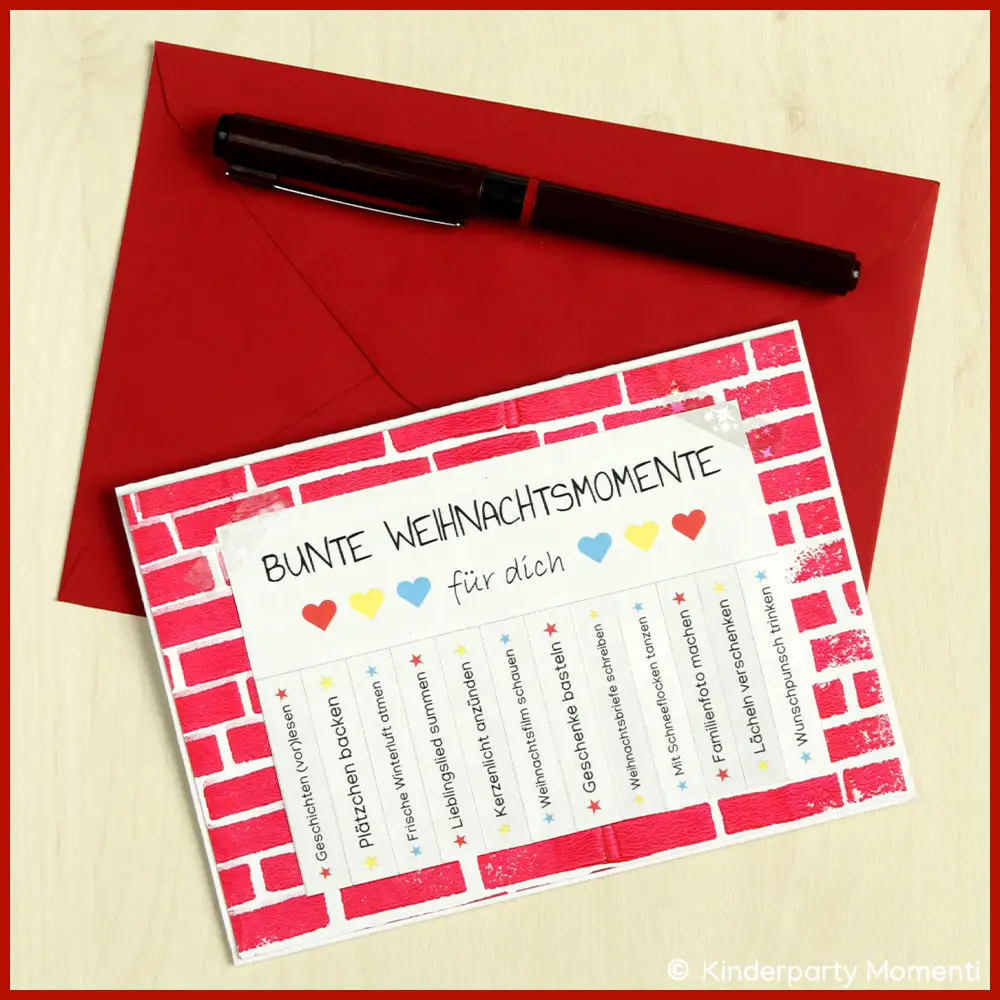 DIY Weihnachstkarte mit rotem Ziegelmuster und abreißbaren Zetteln mit Weihnachtsaktivitäten, darunter 'Plätzchen backen' und 'Geschenke basteln', auf rotem Umschlag mit schwarzem Stift.