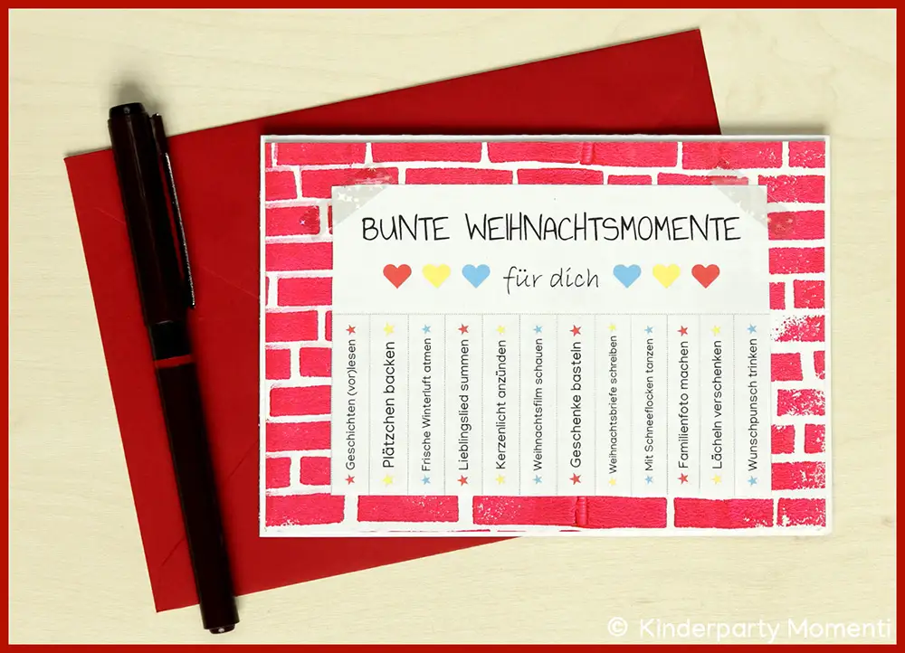 Selbstgebastelte Weihnachtskarte mit  Ziegelmuster und aufgeklebtem Abreißzettel mit dem Text 'Bunte Weihnachtsmomente für dich' und einer Liste von Aktivitäten, daneben roter Umschlag und schwarzer Stift.
