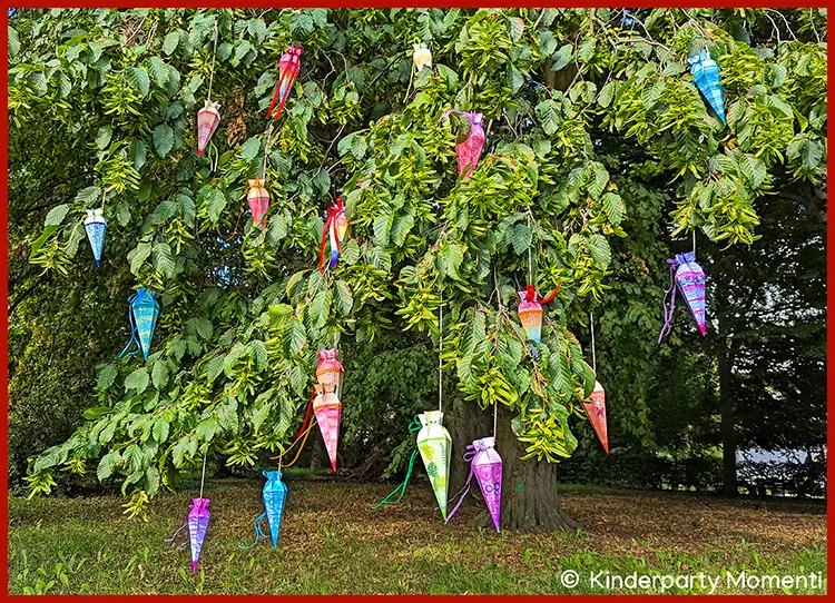 Baum mit vielen bunten Mini Schultüten, die an den Ästen hängen